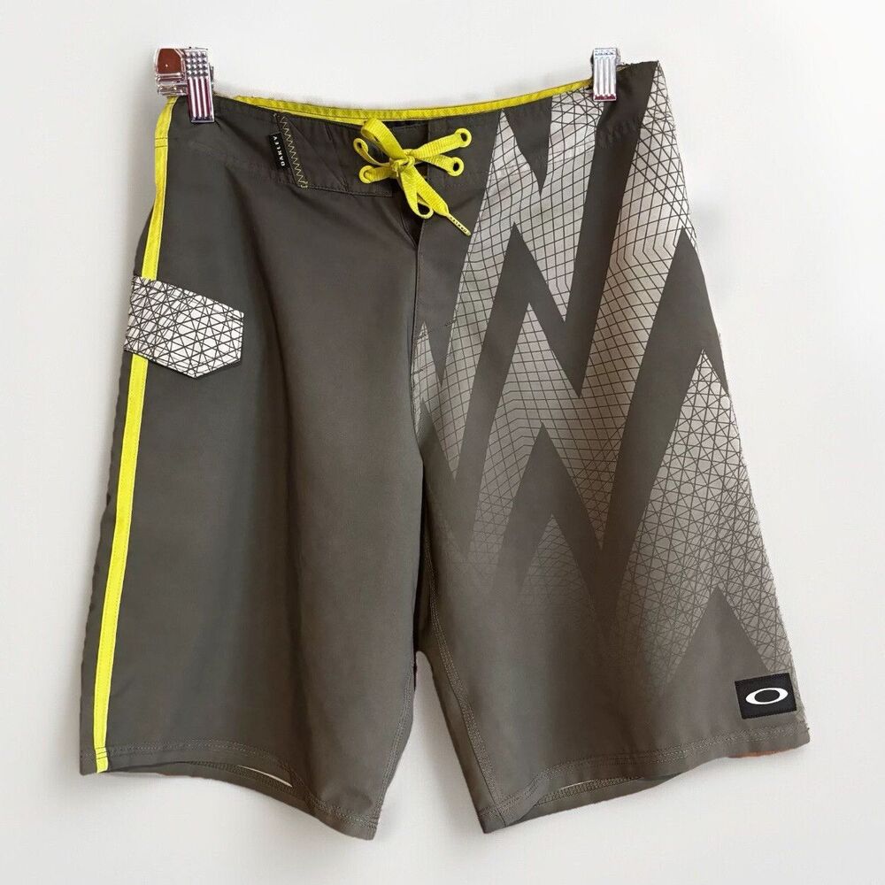 Oakley Performance Board Shorts Men's Size 28 Green Yellow Colorblock Beach Surf